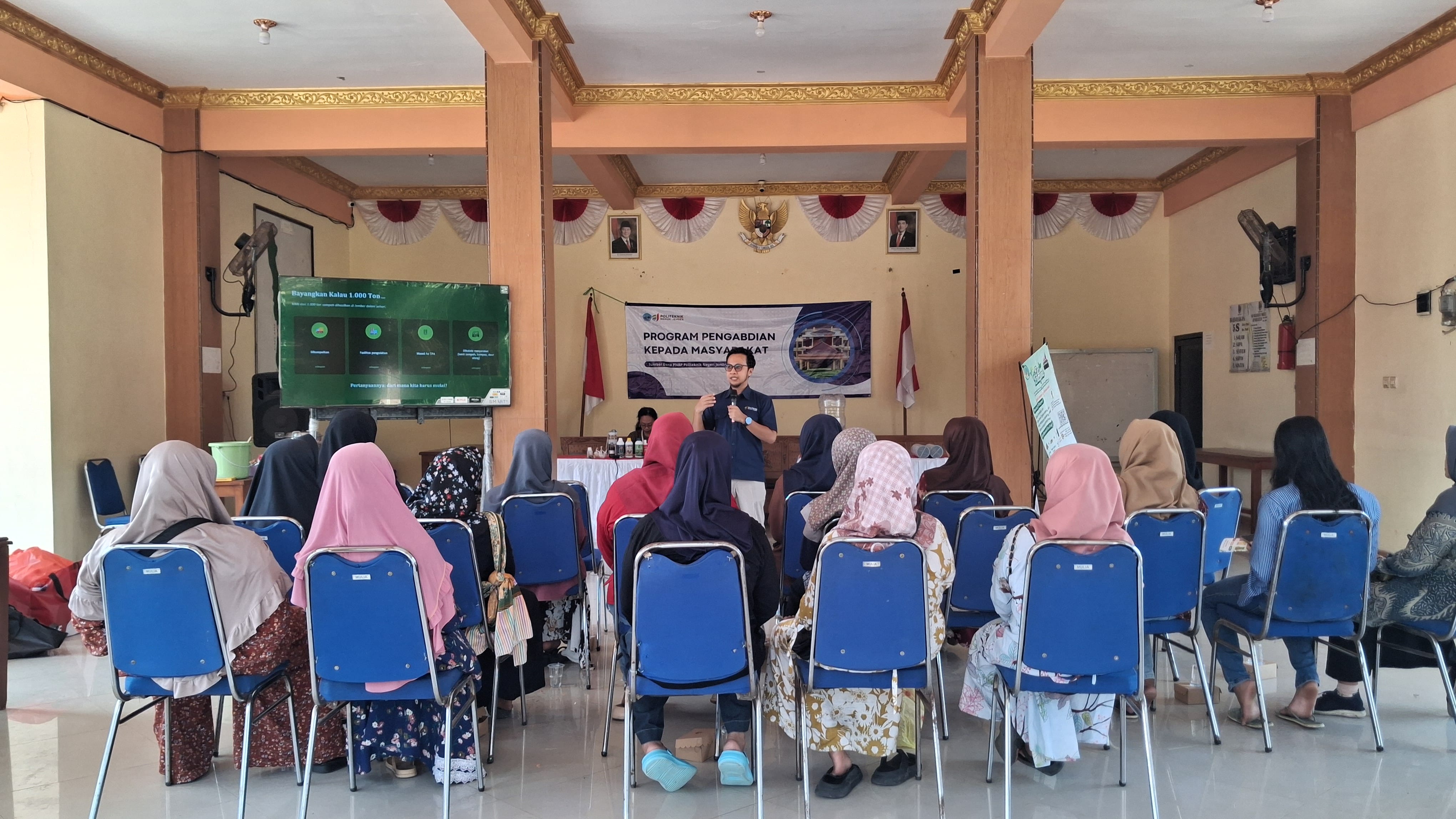Praktik pembuatan kompos menggunakan galon komposter