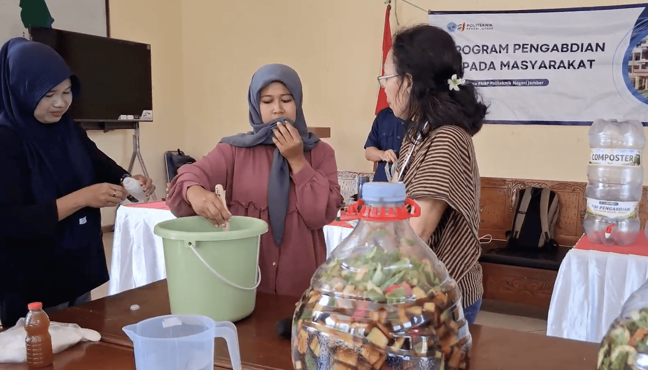 Peserta mempraktikkan pembuatan karbol