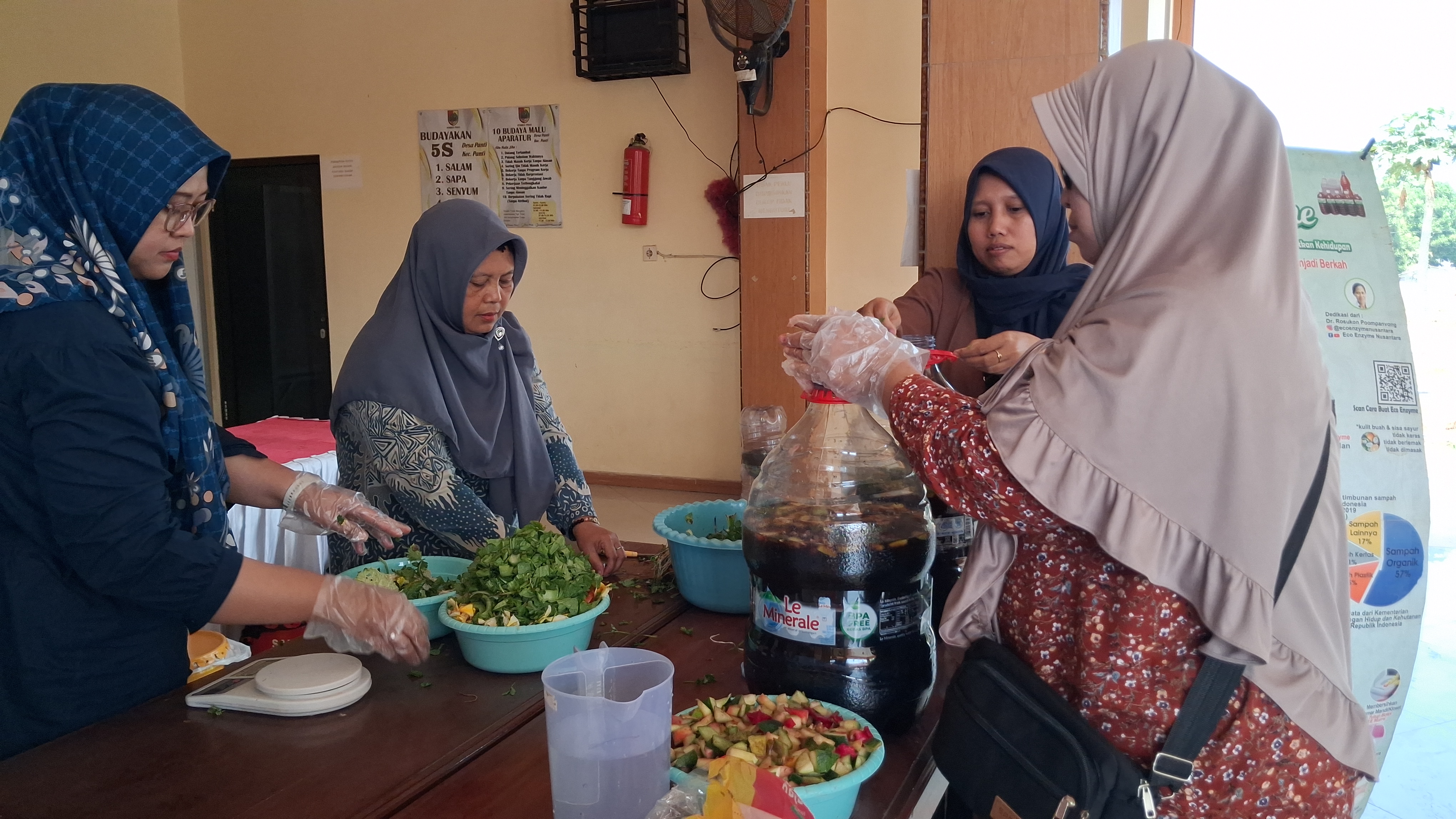 Peserta mempraktikkan pembuatan eco enzyme